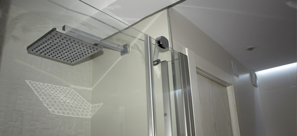 Detalle de mampara y sistema de ducha empotrado